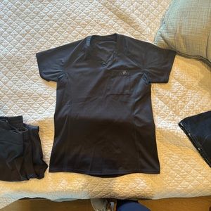 Fit Scrubs Evpure one pocket scrub top in a grey, size small